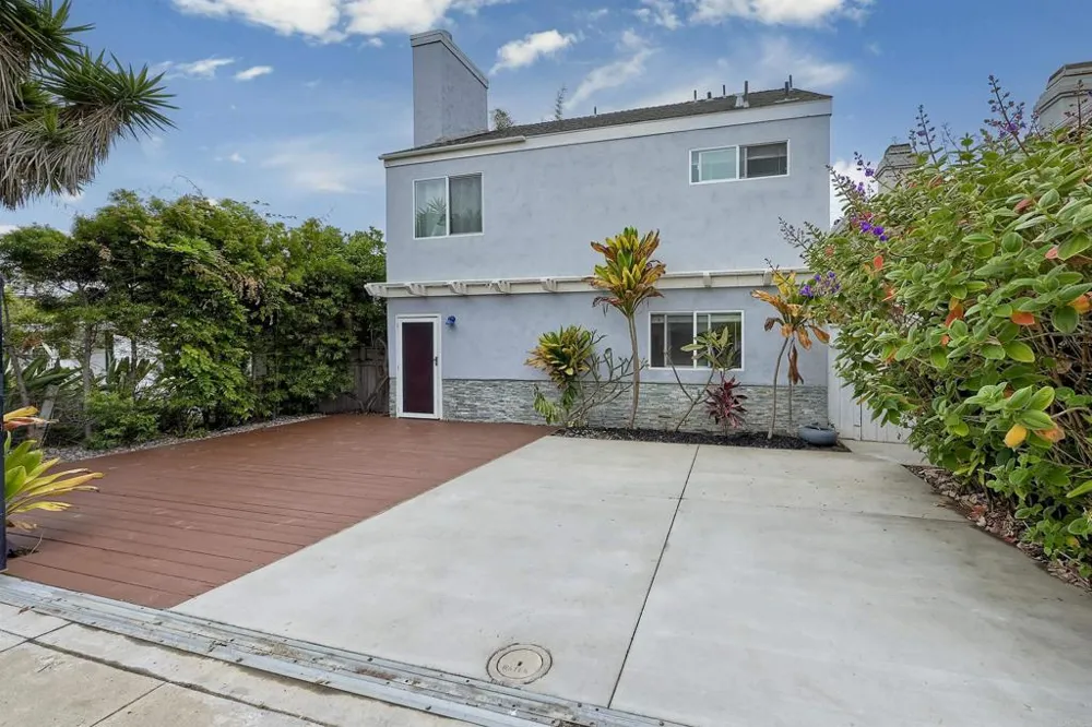 348 La Mesa Avenue Encinitas, CA 92024