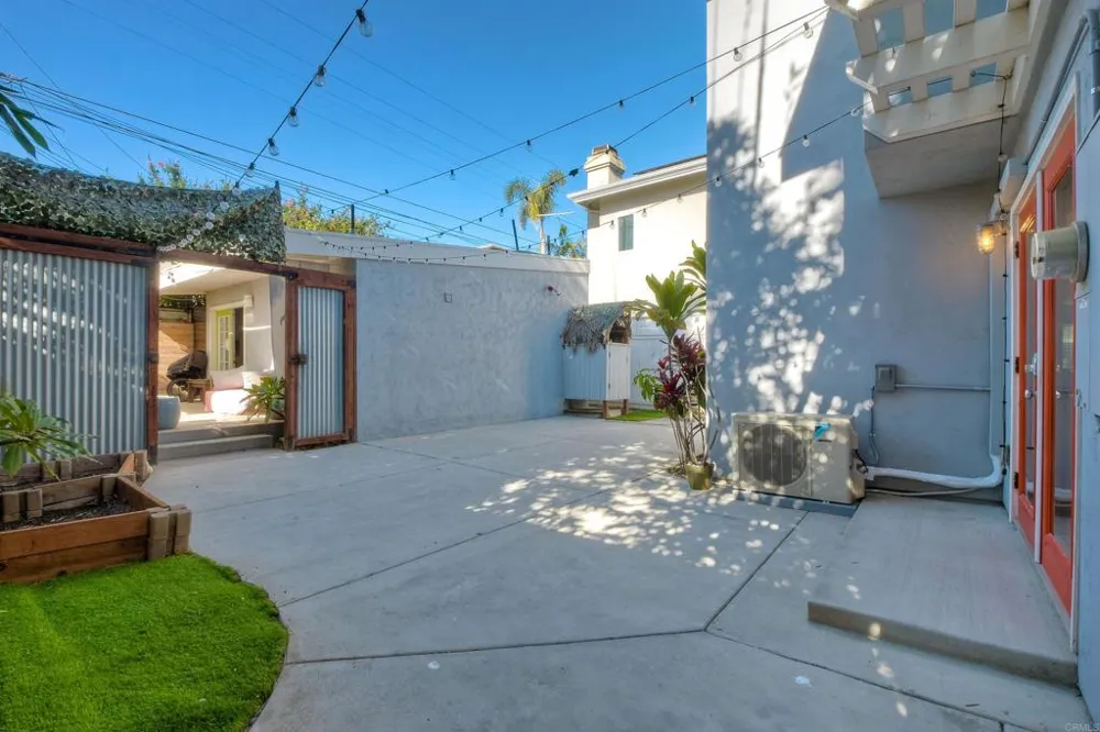 348 La Mesa Avenue Encinitas, CA 92024