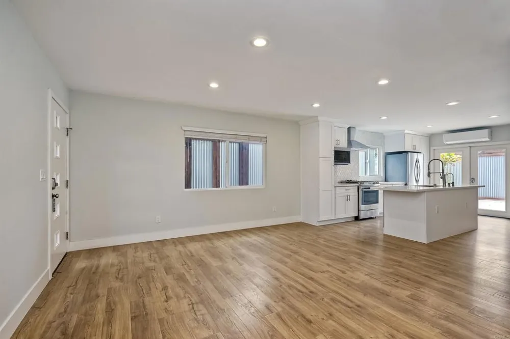 348 La Mesa Avenue Encinitas, CA 92024