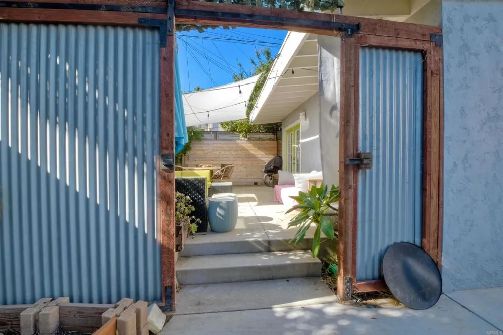348 La Mesa Avenue Encinitas, CA 92024