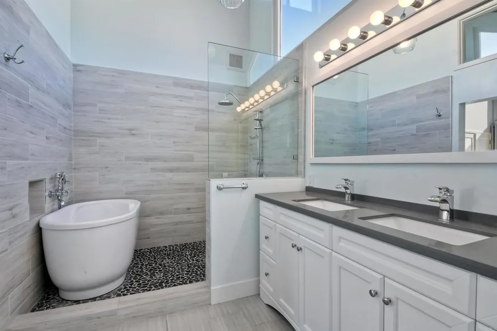 348 La Mesa Avenue Encinitas, CA 92024