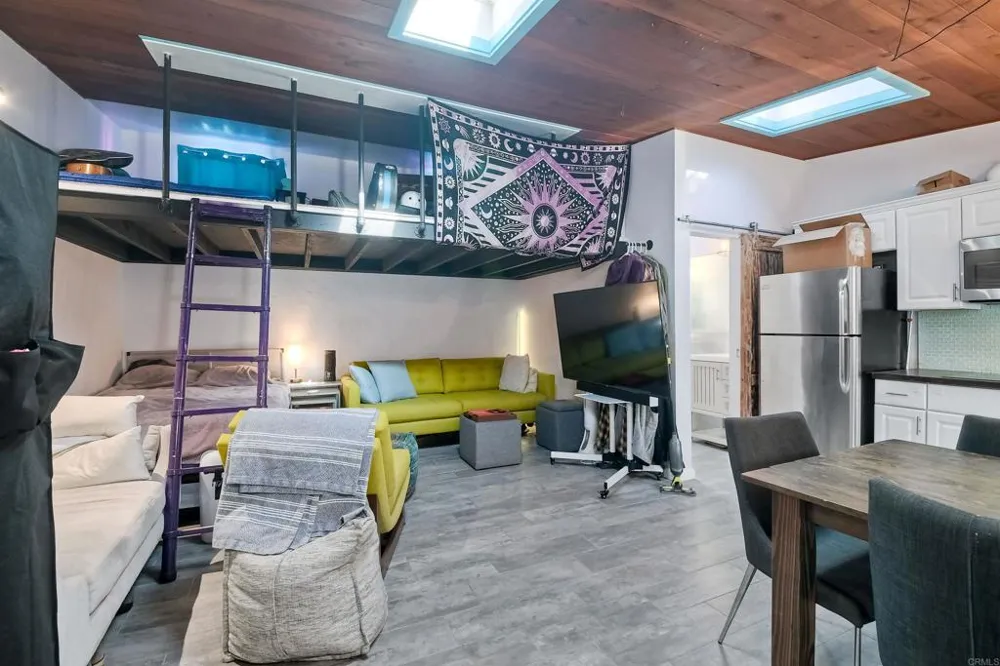 348 La Mesa Avenue Encinitas, CA 92024