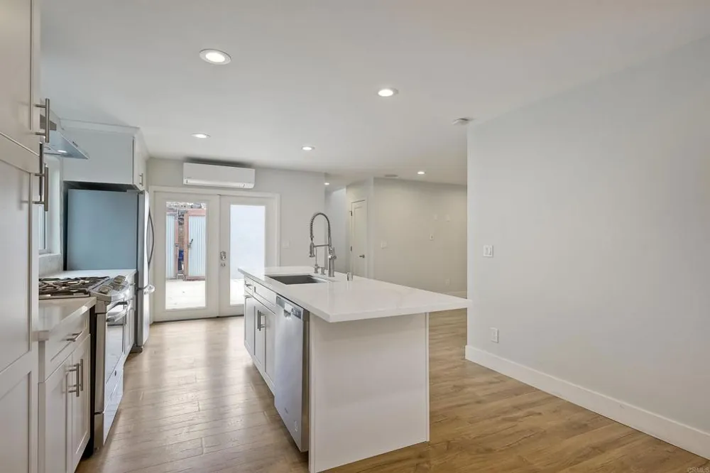 348 La Mesa Avenue Encinitas, CA 92024