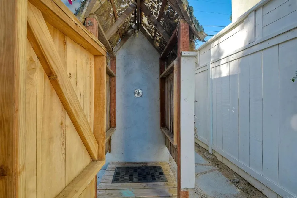 348 La Mesa Avenue Encinitas, CA 92024