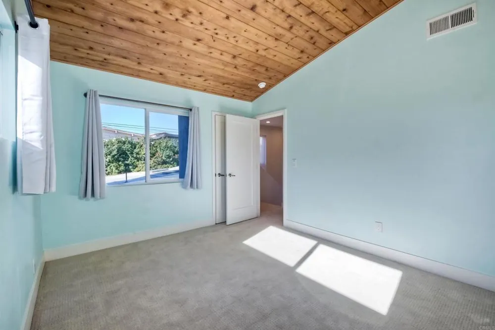 348 La Mesa Avenue Encinitas, CA 92024
