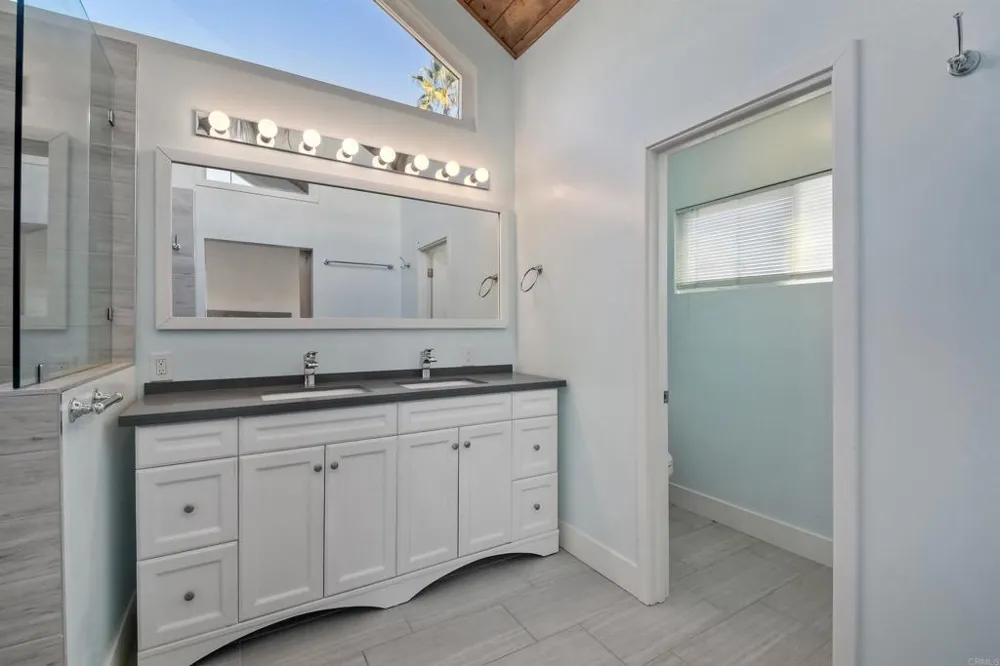 348 La Mesa Avenue Encinitas, CA 92024
