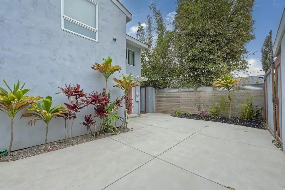 348 La Mesa Avenue Encinitas, CA 92024