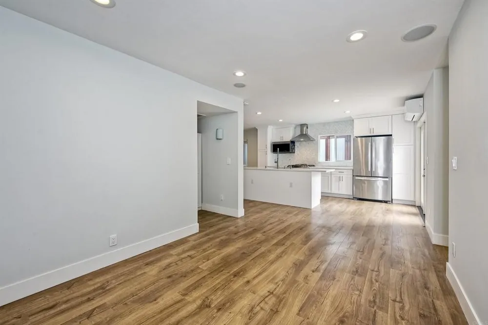 348 La Mesa Avenue Encinitas, CA 92024