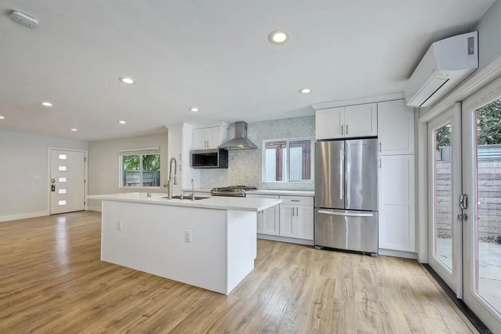 348 La Mesa Avenue Encinitas, CA 92024