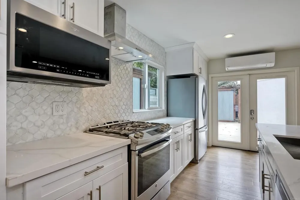 348 La Mesa Avenue Encinitas, CA 92024