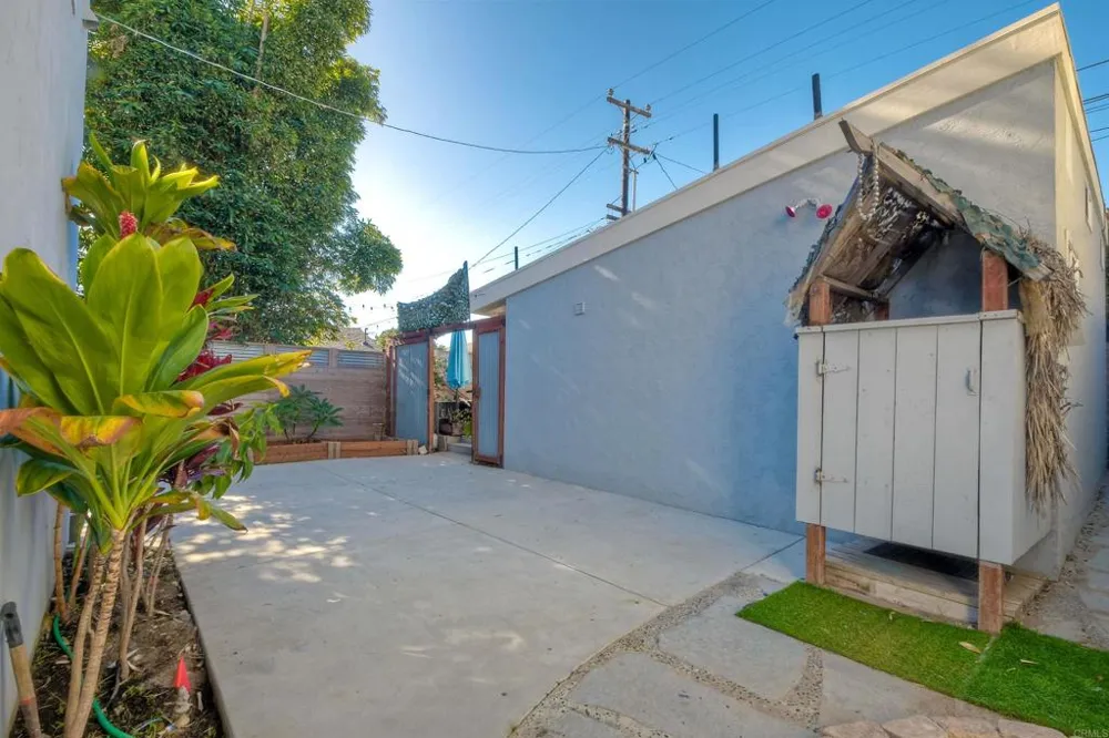 348 La Mesa Avenue Encinitas, CA 92024