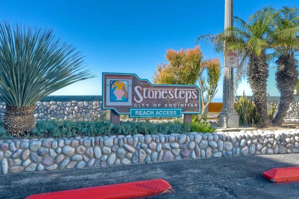348 La Mesa Avenue Encinitas, CA 92024