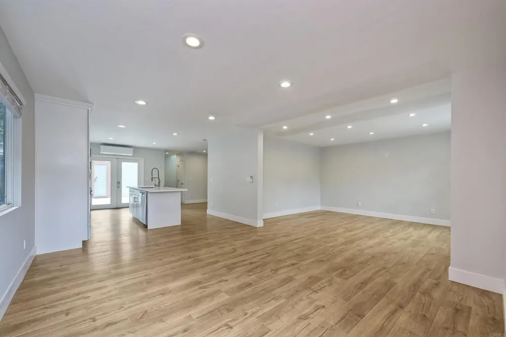 348 La Mesa Avenue Encinitas, CA 92024