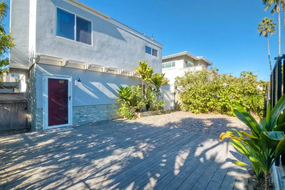 348 La Mesa Avenue Encinitas, CA 92024