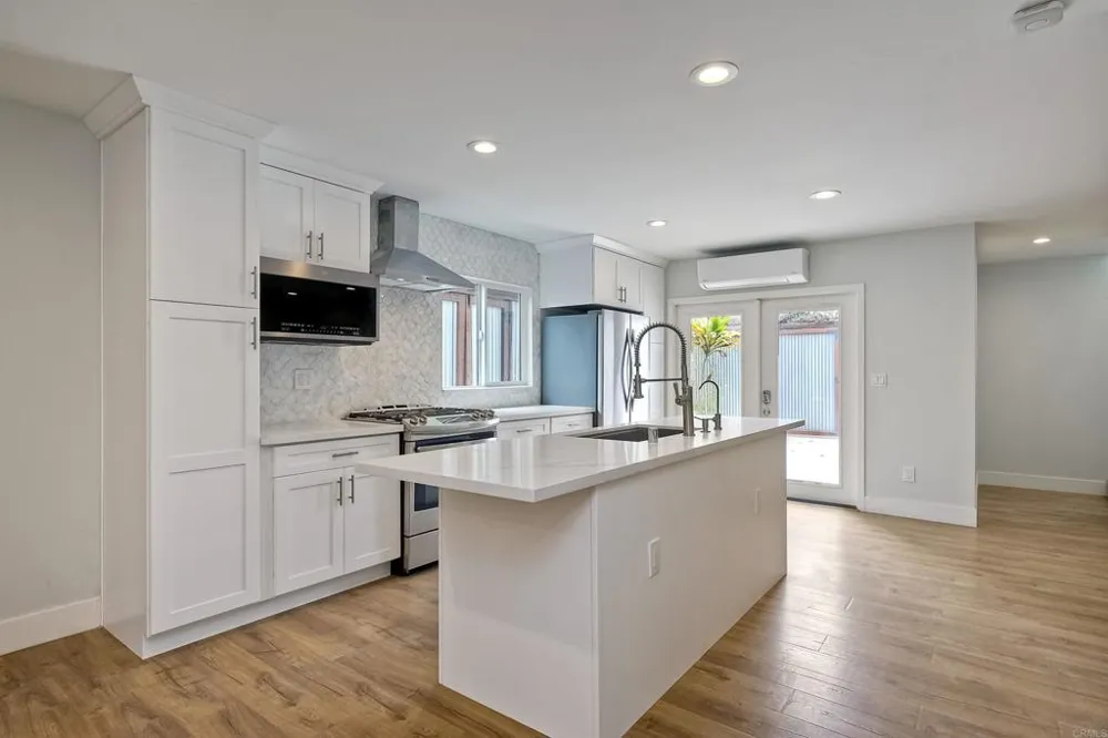 348 La Mesa Avenue Encinitas, CA 92024