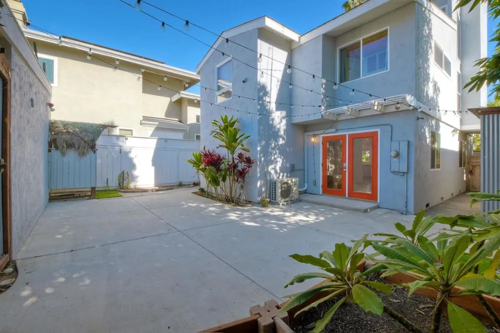 348 La Mesa Avenue Encinitas, CA 92024