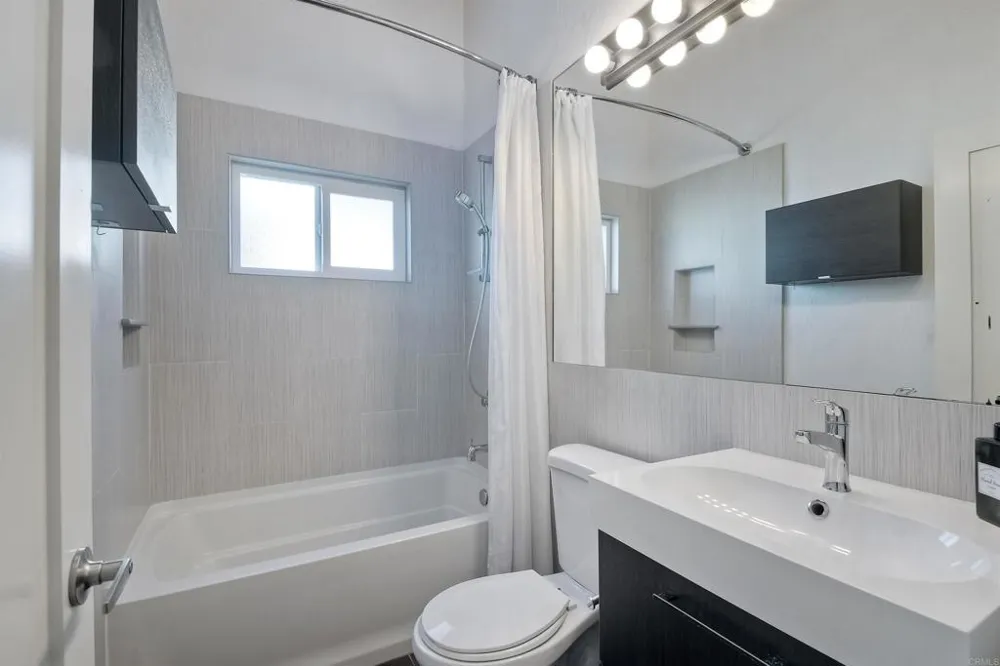 348 La Mesa Avenue Encinitas, CA 92024