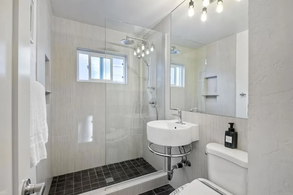 348 La Mesa Avenue Encinitas, CA 92024