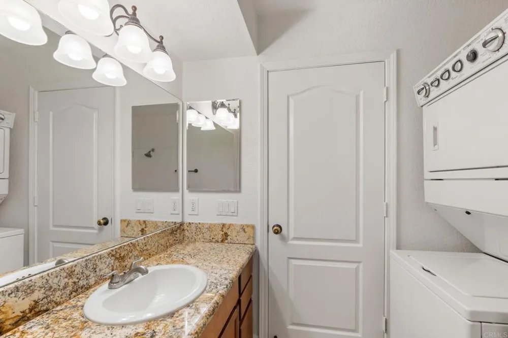 1075 Escondido Escondido, CA 92026
