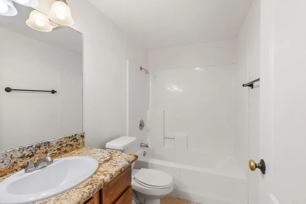 1075 Escondido Escondido, CA 92026