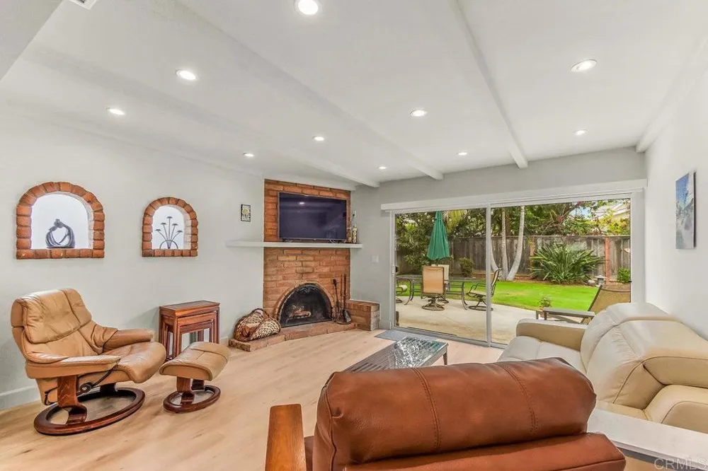 2462 LOZANA ROAD Del Mar, CA 92014