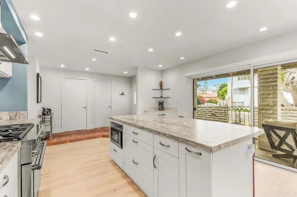 2462 LOZANA ROAD Del Mar, CA 92014