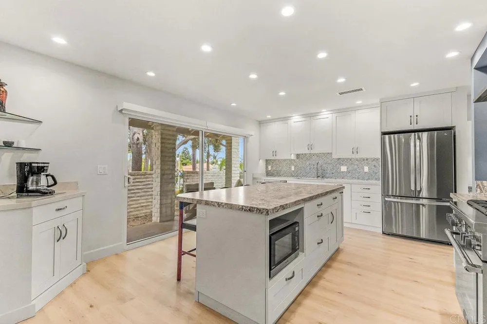 2462 LOZANA ROAD Del Mar, CA 92014