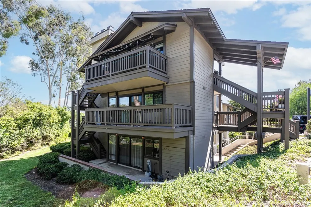16 Rana Irvine, CA 92612