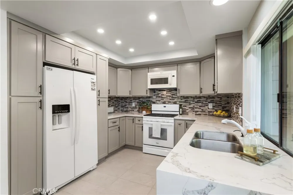 16 Rana Irvine, CA 92612
