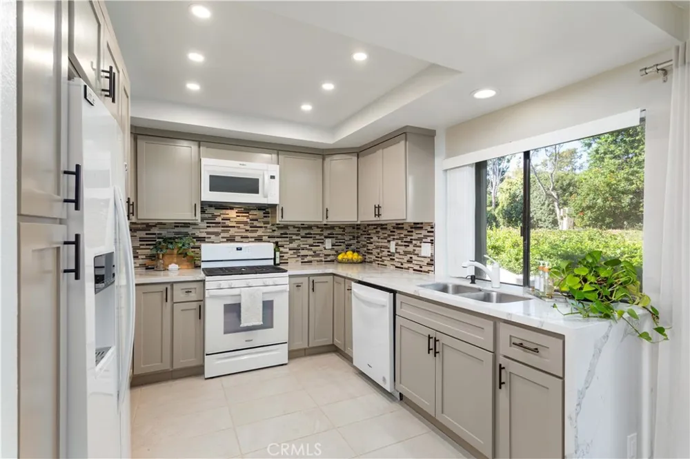 16 Rana Irvine, CA 92612