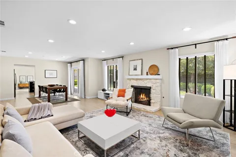 916 E Jonquil