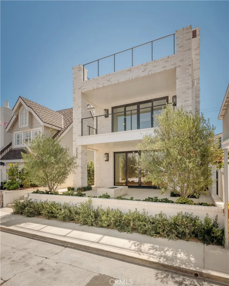 225 Diamond Newport Beach, CA 92662