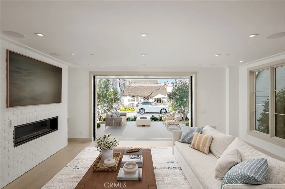 225 Diamond Newport Beach, CA 92662
