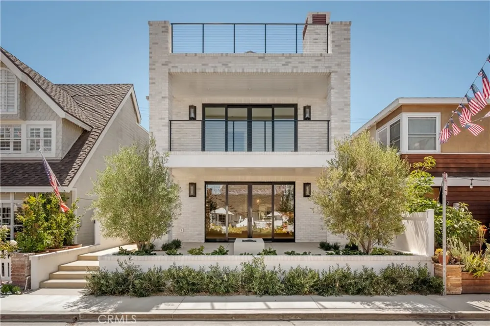 225 Diamond Newport Beach, CA 92662