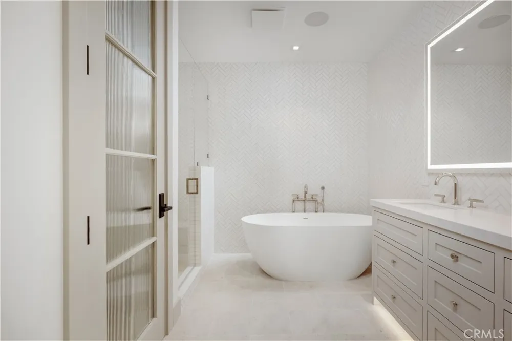 225 Diamond Newport Beach, CA 92662