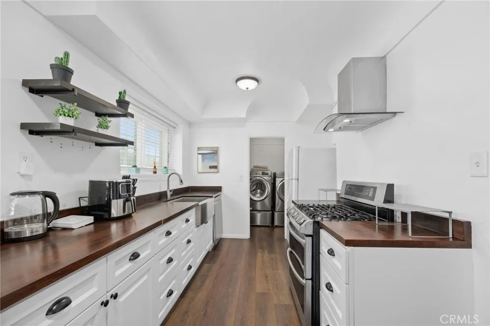 8319 S Van Ness Inglewood, CA 90305
