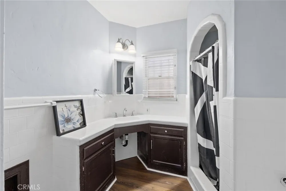 8319 S Van Ness Inglewood, CA 90305