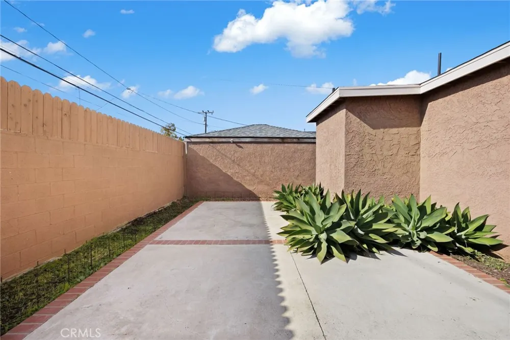 8319 S Van Ness Inglewood, CA 90305