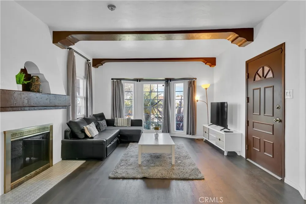 8319 S Van Ness Inglewood, CA 90305