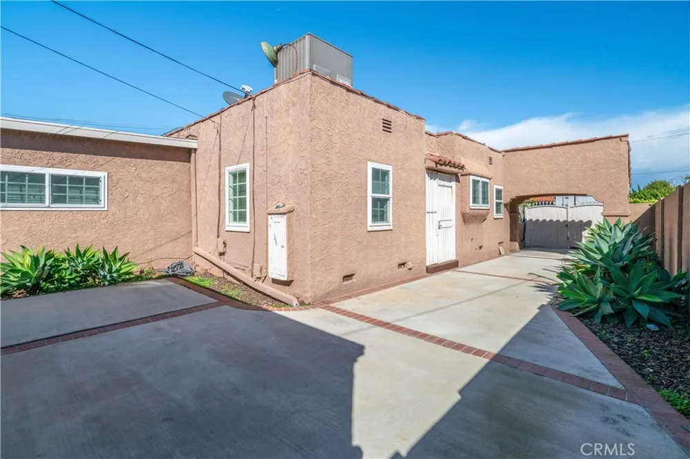 8319 S Van Ness Inglewood, CA 90305