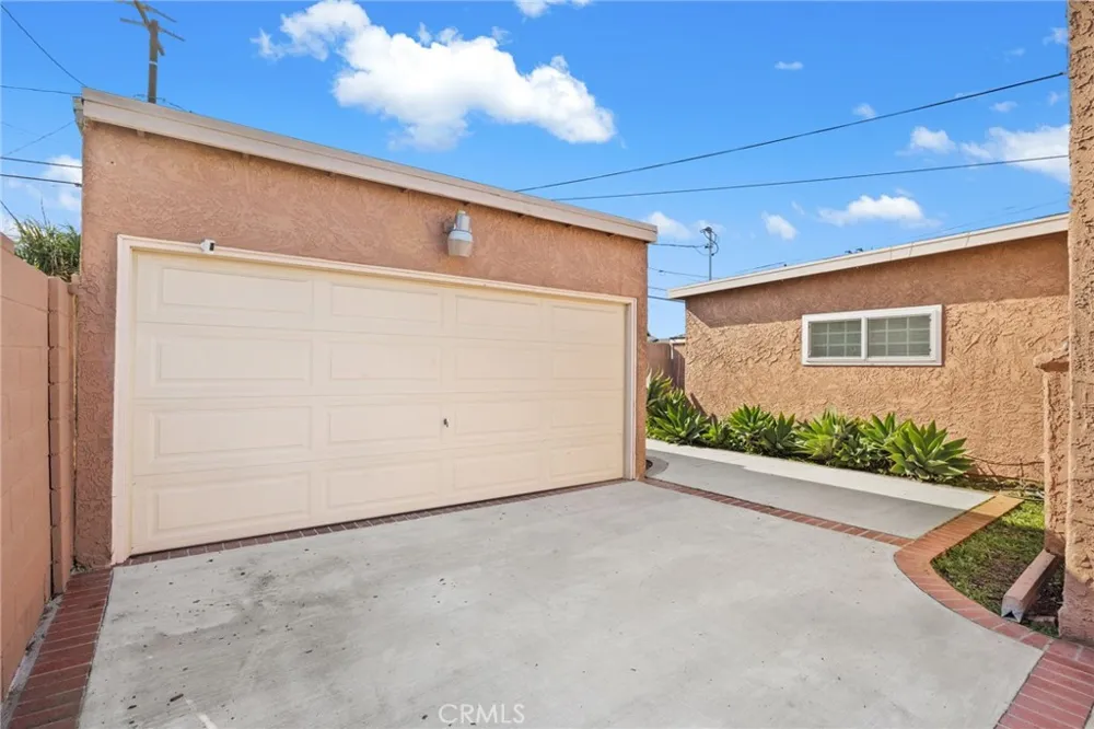8319 S Van Ness Inglewood, CA 90305