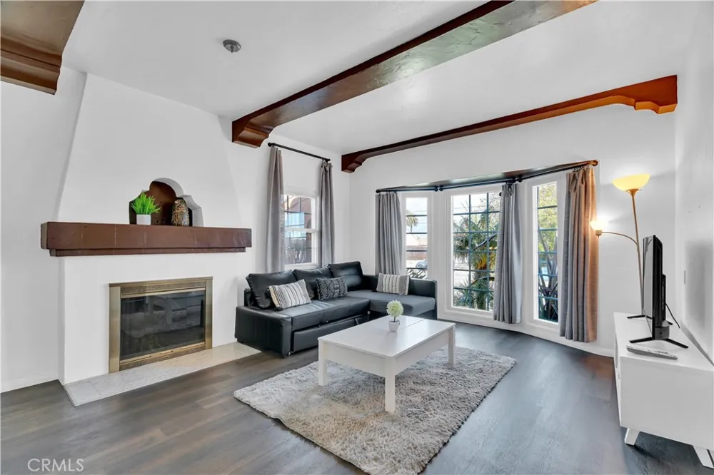 8319 S Van Ness Inglewood, CA 90305