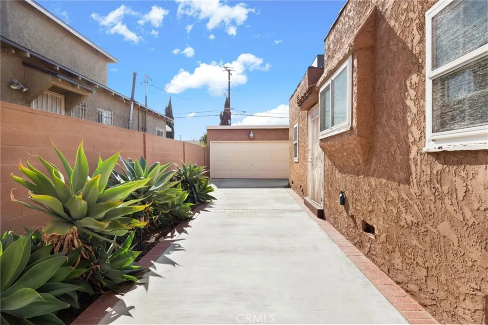 8319 S Van Ness Inglewood, CA 90305