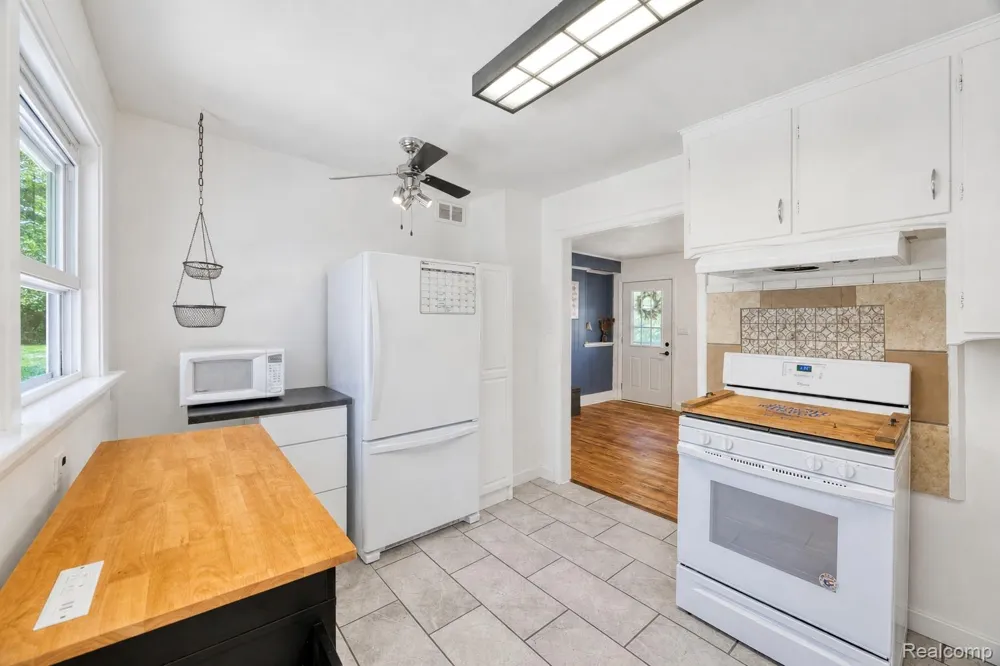 1412 Morningdove Road Wixom City, MI 48393