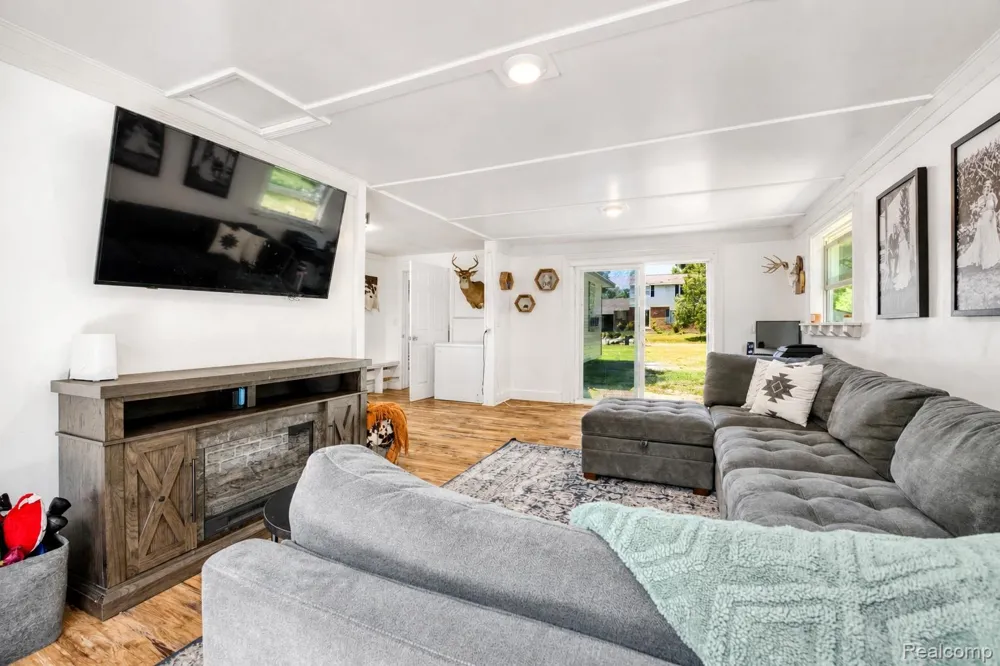 1412 Morningdove Road Wixom City, MI 48393