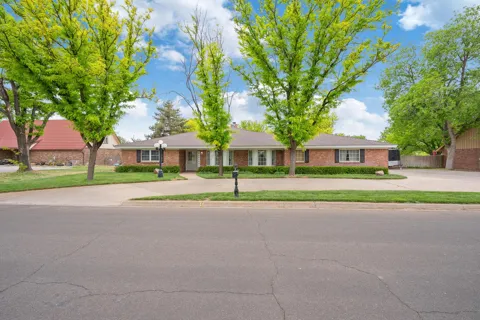 1404 CREEKMERE DRIVE