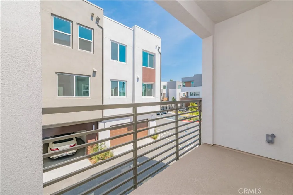 589 S Lyon St Santa Ana, CA 92705