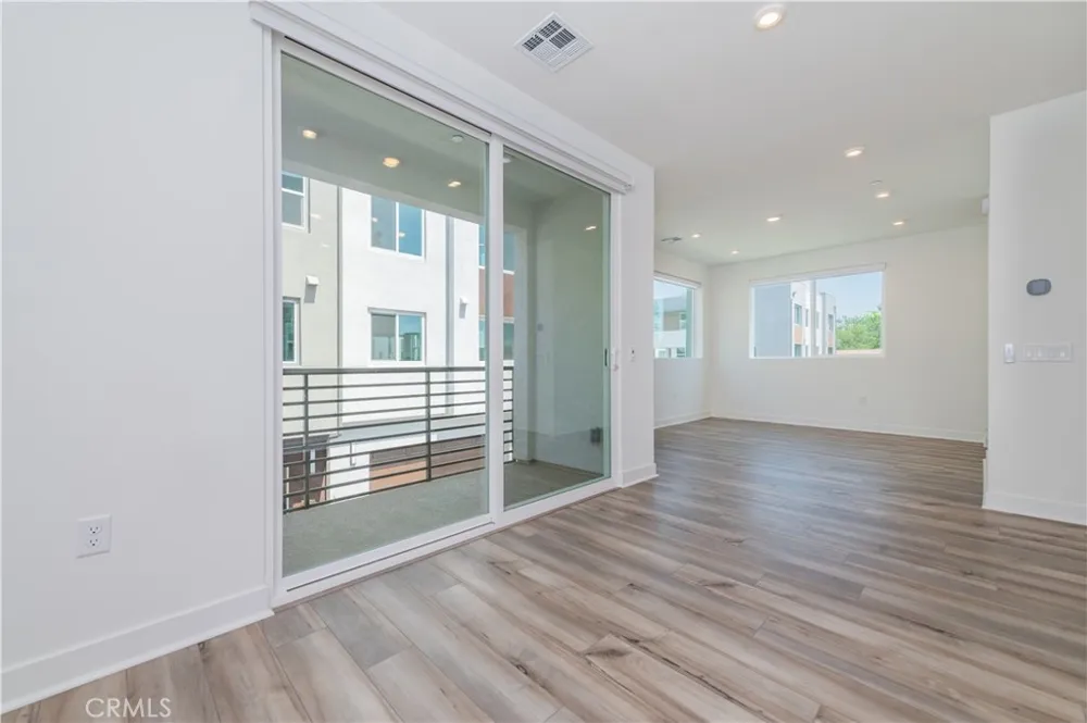 589 S Lyon St Santa Ana, CA 92705