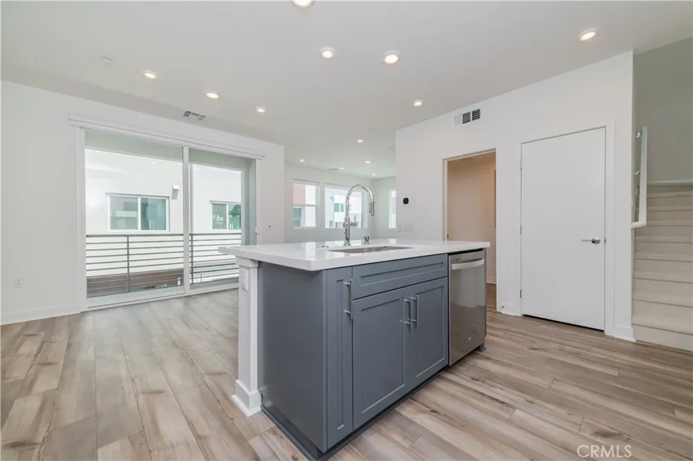 589 S Lyon St Santa Ana, CA 92705