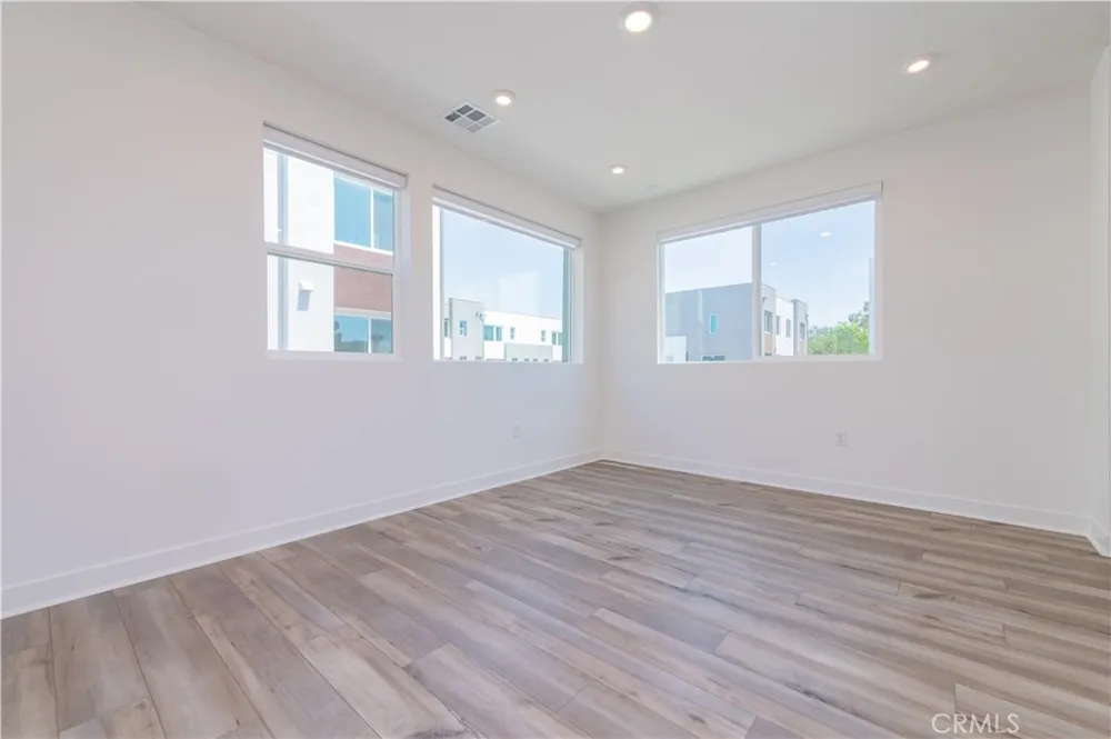 589 S Lyon St Santa Ana, CA 92705